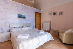 1 dormitorio con 1 cama y 1 silla en Casa Vacanza da Giggino en Ravello