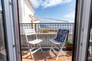 un par de sillas sentadas en un balcón en Casa Vacanza da Giggino en Ravello