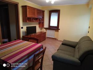 sala de estar con sofá y mesa en Deliziosa casetta en Valpelline