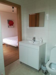 Bilik mandi di Villa Luz - Family House Vacations- Large Private Outdoor Area