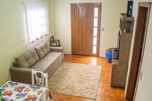 sala de estar con sofá y puerta en Paradouro Padilha, en Canela