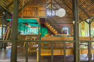 寇可利斯的住宿－La Casita，一间带木桌和椅子的用餐室