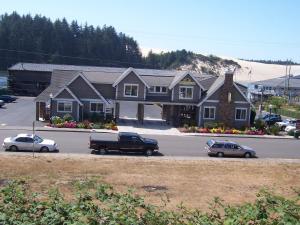 a group of cars parked in front of a house at River House Inn, a Baymont by Wyndham in Florence