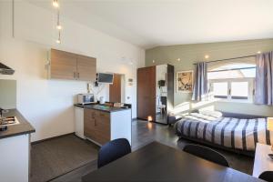une chambre d'hôtel avec une cuisine et un lit dans l'établissement CASA ANNALIA, à Plaisance