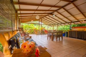 a screened in patio with a table and chairs at Casa Margarita in Puerto Viejo