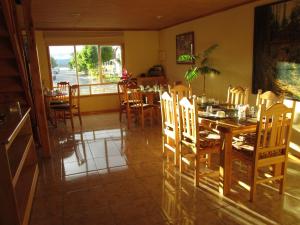 - une salle à manger avec une table et des chaises en bois dans l'établissement Patagonia Swiss House, à Puerto Natales