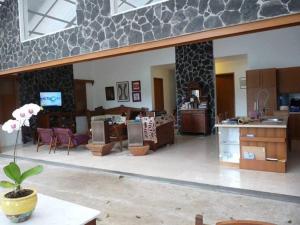 una gran sala de estar con cocina y comedor. en Ronia Mountain Villa Lembang en Lembang