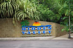 un letrero para el camping resort del valle escondido en Hidden Valley Holiday Park Darwin en Darwin