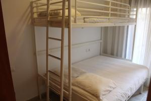 リョレート・デ・マルにあるALOHA Appartmentの二段ベッド2組が備わる客室です。