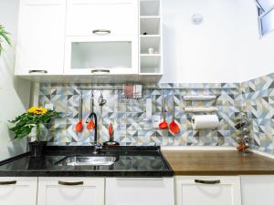 a kitchen with white cabinets and a sink at Apartamento com 2 Quartos em Alto de Pinheiros in Sao Paulo