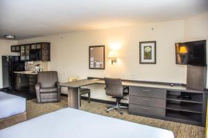 una oficina con escritorio y sillas en una habitación en Candlewood Suites Overland Park W 135th St, an IHG Hotel en Overland Park