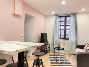 uma cozinha e sala de estar com mesa e cadeiras em LOVELY COLMAR em Colmar