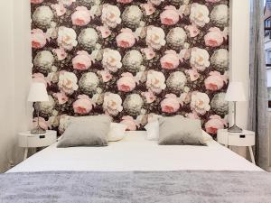um quarto com uma parede coberta de flores cor-de-rosa em LOVELY COLMAR em Colmar