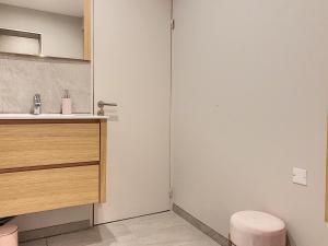 łazienka z umywalką i toaletą w obiekcie LOVELY COLMAR w mieście Colmar