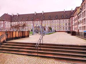 duży budynek ze schodami przed nim w obiekcie LOVELY COLMAR w mieście Colmar