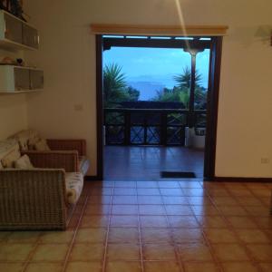 una sala de estar de planta abierta con vistas al océano en Villa Las Coloradas 15, en Playa Blanca