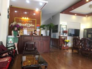 プレイクにあるNhà nghỉ Bình Yênのレストランのカウンターに立つ女