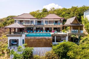 een luchtzicht op een huis met een zwembad bij Villa Syama in Koh Samui 