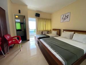 ハプタレーにあるBlackwood Hotelのベッドルーム1室(ベッド2台、赤い椅子付) +34枚の写真