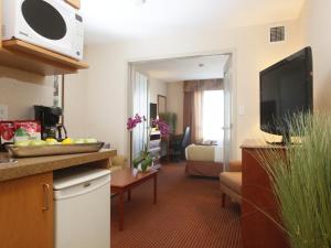 TV a/nebo společenská místnost v ubytování Stonebridge Hotel Dawson Creek