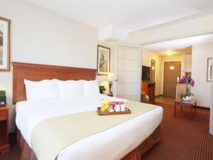 Кровать или кровати в номере Stonebridge Hotel Dawson Creek
