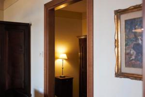 un pasillo con espejo y una lámpara sobre una mesa en Agriresidence Debbiare, en Riparbella