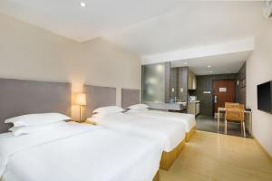 Un pat sau paturi într-o cameră la Guangzhou Timmy Hotel
