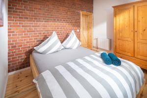 dwa łóżka w pokoju z ceglaną ścianą w obiekcie Landblick w mieście Uchte