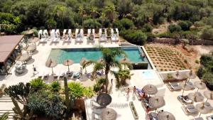 una vista aérea de una piscina en un complejo en Finca Hotel Rural Es Turó, en Ses Salines