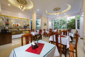 A restaurant or other place to eat at Hanoi Royal Palace Hotel 2