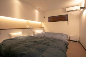 富士河口湖町にあるせつうのベッドルーム1室(ベッド1台、窓、ファン付)が備わります。