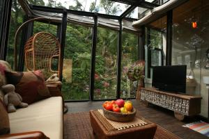 a living room with a television and a bowl of fruit at Echovilla Classic in Hualien City