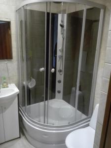 Ένα μπάνιο στο Двухкомнатная квартира Smart-Home