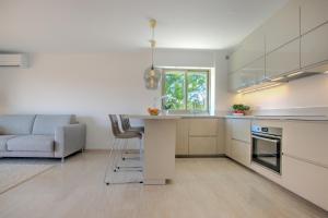 uma cozinha com uma ilha no meio de uma sala em Modern Family Home 5 min to Beach +Pool +Garage em Antibes