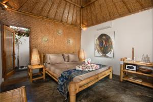 Säng eller sängar i ett rum på Bambu Cottages