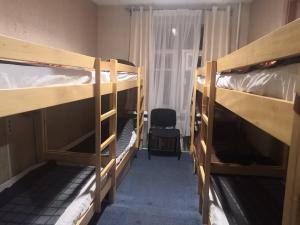 Двухъярусная кровать или двухъярусные кровати в номере YourHostel Club