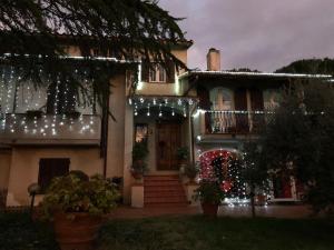 アレッツォにあるDa Piero e Paolaのクリスマスライト付きの家