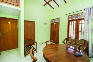 Gallery image of Airport Green View Resort in Andiambalama