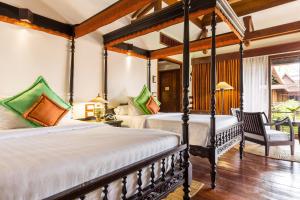 Postel nebo postele na pokoji v ubytování Angkor Village Hotel - Small Luxury Hotels of the World