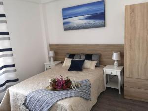 מיטה או מיטות בחדר ב-Beachfront modern and spacious apartment