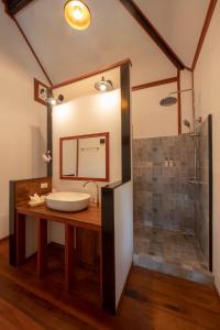 uma casa de banho com um lavatório e um chuveiro em Kingfisher Ecolodge em Ban Kian-Ngông