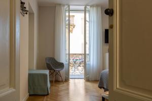 un corridoio con porta che conduce a un balcone di Aqualago casa vacanze - apartament B a Verbania