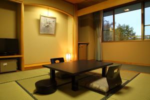 - un salon avec une table et des chaises dans l'établissement Hotel Oak Forest, à Hakuba