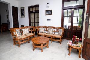 sala de estar con mesa y sillas de madera en Man Mountain Villa, en Matale