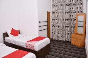 En eller flere senge i et værelse på Roshan Guest House