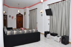 TV a/nebo společenská místnost v ubytování Roshan Guest House