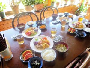 un tavolo con molti piatti di cibo sopra di Pension Noah a Yuzawa