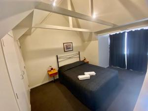 Un pat sau paturi într-o cameră la Baden Lodge