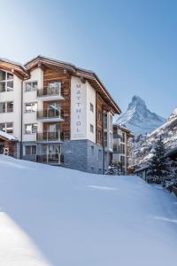uitzicht op een hotel in de sneeuw bij Matthiol Appartements in Zermatt
