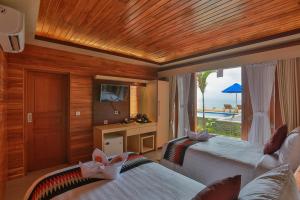 - une chambre avec 2 lits et une vue sur l'océan dans l'établissement Sunrise Cottage, à Nusa Penida